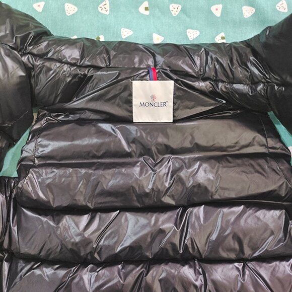 Moncler Padded Logo-Patch Black Down Jacket Gilet - Picture 7 of 10
